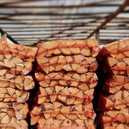 Дрова береза в сетке купить в магазине стройматериалов Евсей Павловский Посад с доставкой по Московской области, в города Павловский Посад, Электросталь, Дрезна, Ликино-Дулево, Орехово-Зуево, Дрова береза в сетке каталог стройматериалов евсейстрой, заказ Дрова береза в сетке на сайте с доставкой 